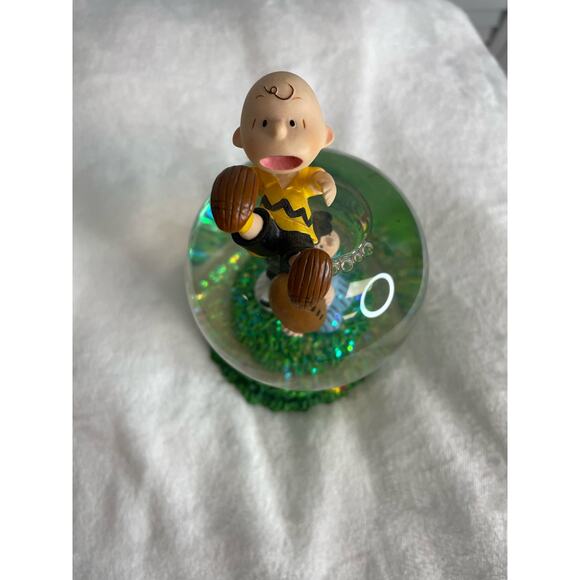 Peanuts Collection Westland Giftware "Aaugh!" 8204 musical snowglobe figurine - Picture 3 of 7